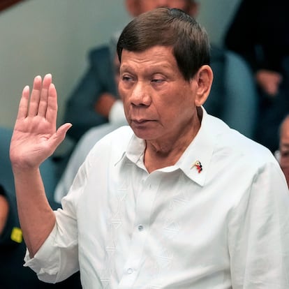 FILE - Former Philippine President Rodrigo Duterte takes oath during a senate inquiry on the so-called war on drugs during his administration at the Philippine Senate, on Oct. 28, 2024, in Manila, Philippines. (AP Photo/Aaron Favila,File)
Associated Press/LaPresse