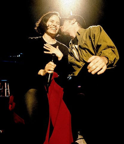 También al del maravilloso grupo de rock alternativo estadounidense 10,000 Maniacs. La mayor parte del público que los recuerda se cree que desaparecieron alrededor de 1993, cuando su magnética vocalista, Natalie Merchant, partió peras con ellos e inició una carrera en solitario. Lo cierto es que la banda ha seguido en activo hasta nuestros días, con Mary Ramsey a la voz, aunque sin ninguna repercusión.