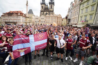 Aficionados del West Ham United en Staromestske Namesti, Praga.