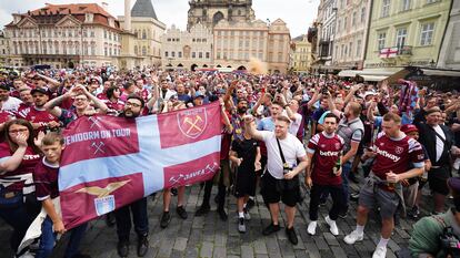 Aficionados del West Ham United en Staromestske Namesti, Praga.