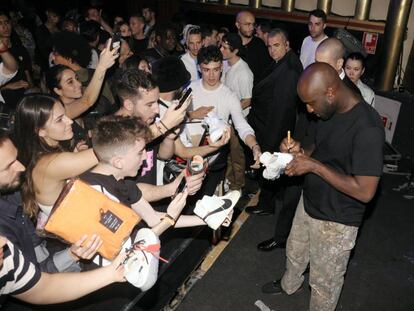 Virgil Abloh firma zapatillas durante la fiesta con Belvedere Vodka en Madrid.