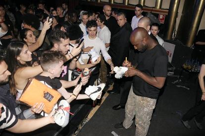 Virgil Abloh firma zapatillas durante la fiesta con Belvedere Vodka en Madrid.