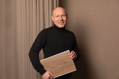 Mads Kogsgaard Hansen, director global de producto de Bang & Olufsen, sostiene el nuevo producto de la casa, el altavoz inalámbrico BeoSound Level.