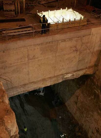 Un obrero observa desde un paso elevado el cadáver de José Luis Morales.