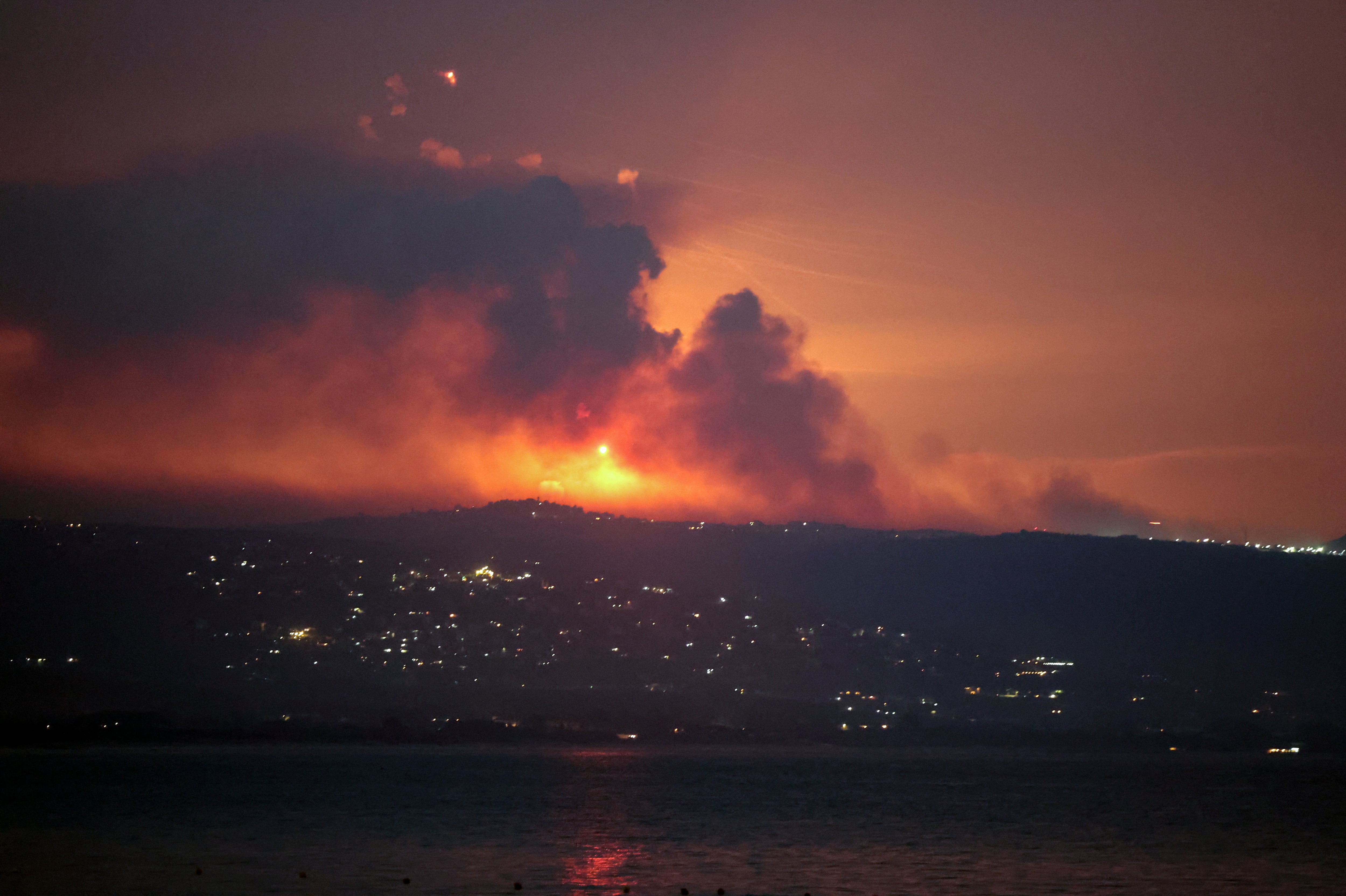 Un “ataque preventivo” israelí con cien aviones abre el mayor intercambio de fuego con Hezbolá en dos décadas 