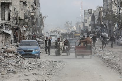 Decenas de palestinos caminan entre las ruinas de la ciudad de Rafah, el pasado 20 de enero.