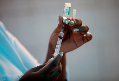 Una trabajadora sanitaria prepara una dosis de la vacuna de AstraZeneca, en Río de Janeiro, Brasil.