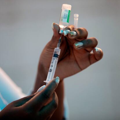 Un trabajador sanitario prepara una dosis de la vacuna de AstraZeneca, en Río de Janeiro, Brasil.