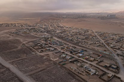 Vista aérea de Alto Hospicio, en el borde este del desierto de Atacama (Chile).