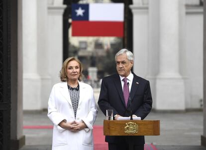 Fotografia cedida pela Presidência do Chile mostra o presidente do Chile, Sebastián Piñera (d), e a primeira-dama chilena, Cecilia Morel (e), enquanto participam de um ato pelo aniversário do golpe de Estado que em 11 de setembro de 1973 derrubou o líder socialista Salvador Allende, no palácio de La Moneda, sede do executivo, em Santiago (Chile).