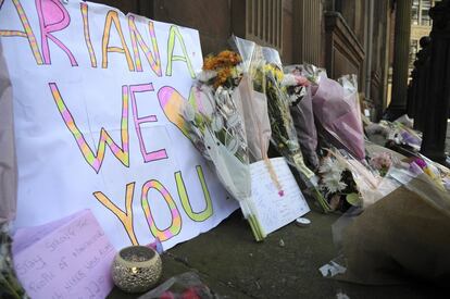Decenas de personas han dejado mensajes y flores en St Ann's Square en Mánchester tras el atentado de este lunes.