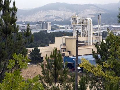 Vista de las empresas y las canteras de Porriño que invaden la zona protegida de As Gándaras de Budiño.