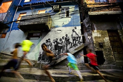 A primeira foto com crianças da comunidade que JR colou num muro do morro da Providência foi arrancada logo em seguida. As crianças estavam testando o artista. Ele fingiu não se importar. "Aquilo era para eles, esse era o objetivo do projeto, eu não tinha como dizer nada. Sabia que era um teste", lembra o artista. Quase uma década depois, os meninos da imagem cresceram. Um morreu, outro virou traficante, mas outros trabalham e colaboram com o projeto do francês.