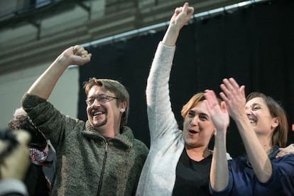 Xavier Dom&egrave;nech, Ada Colau y Marta Sibina celebran la victoria de En Com&uacute; Podem.