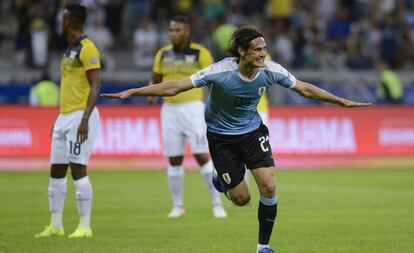 Cavani marcou o segundo gol da goleada celeste.