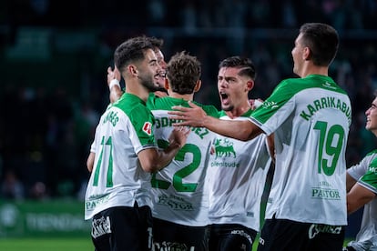 Los jugadores del Racing celebran un gol en el partido ante el Burgos, este sábado.