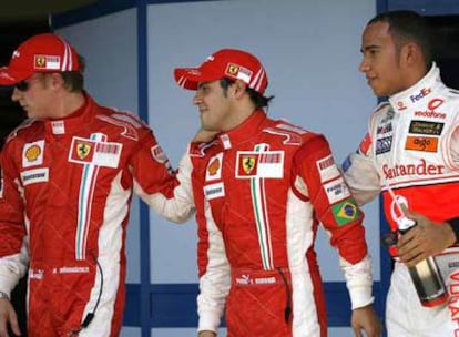 De izquiera a derecha, Raikkonen, Massa y Hamilton, tras la sesión de clasificación.