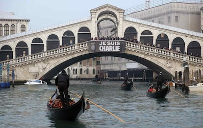 Una pancarta que dice "Yo soy Charlie" en el puente de Rialto del Gran Canal de Venecia.