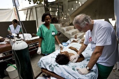 El hospital de Carrefour resulta tan dañado por el terremoto que los pacientes tienen que ser operados en el exterior. El sismo deja 350.000 heridos y 1.5 millones de personas sin hogar. EE UU controla el saturado aeropuerto de Puerto Príncipe. Ocho aviones de MSF llevan días bloqueados en República Dominicana, mientras los aterrizajes de autoridades extranjeras se suceden. MSF lo denuncia en Twitter y una periodista, Ann Curry, interpela directamente a la Fuerza Aérea. Solo unas horas después, el primer avión de MSF recibe permiso de aterrizaje. Según Twitter, el de Ann Curry fue el tuit más influyente de 2010.