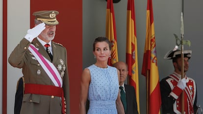 El rey Felipe VI y la reina Letizia, este sábado en Huesca, durante el desfile del Día de las Fuerzas Armadas.