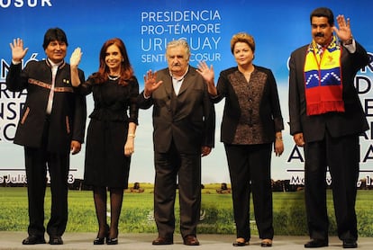 Los presidentes Evo Morales, de Bolivia; Cristina Fernández de Kirchner, de Argentina, José Mujica, de Uruguay, Dilma Rousseff, de Brasil y Nicolás Maduro, de Venezuela, posan para la foto oficial de la XLV Cumbre del Mercosur, en la sede del Mercosur en Montevideo, 12 de julio de 2013.