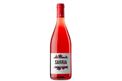 <i>Los Supervinos 2018</i> selecciona 18 rosados que, como se indica en el prólogo, cada edición logran sorprender más al autor: "El progreso resulta increíble. Cada año aparecen más rosados que son finos, elegantes, naturales, afrutados y puros". Todos estos alcanzan los cuatro ojos de lince: </br><b>Señorío de Sarría rosado</b> (<i>Señorío de Sarría</i>), 3,62€. D.O. Navarra. Afrutado. Un clásico e "impactante rosado de garnacha". Con aroma a frambuesa, fresa y a sus helados respectivos. El sabor viene a ser similar, algo ácido. 13,5 grados. </br><b>Comportillo rosado</b> (<i>Comportillo, marca de Mercadona</i>), 1,89€. D.O.Ca Rioja. Uva tempranillo de la cosecha 2016, una añada de gran calidad, este rosado "se manifiesta intenso, puro mosto virgen; de aroma fresco, ácido, afrutado, como a frambuesas y fresas y con notas a clavel". En Mercadona. </br><b>Calamot</b> (<i>Monóvar</i>), 3,10€. D.O. Alicante. "De color sangre arterial y aroma fresco y compotado e ideal para la gastronomía local —a base de arroces, ambutidos y salazones—, este vino sale de una población donde, como contara John le Carré, "cultura y vino se dan la mano". Carrefour, Alcampo, Algi... </br><b>Hoya de Cadenas</b> (<i>Vicente Gandía</i>), 3,65€. D.O. Utiel-Requena (en Valencia). "Un superlativo rosé bobal". En la boca, "tiene un gusto afrutado y fresco, como a fresa con naranja y plátano; exquisito". </br><b>Viñeda extrísima</b> (Masia Bach), 3,75€. D.O. Catalunya. Rosa hecho a base de uvas tintas (merlot, tempranillo, cabernet sauvignon), que consigue "una policromía atractiva [...] color carmesí". El aroma "se muestra fresco, ácido, afrutado, como también lo es su sabor cremoso y elegante". </br><b>Val de los Frailes</b> (<i>Val de los frailes, grupo Matarromera</i>), 4,85€. D.O. Cigales (Valladolid). "Con más color y viveza que en otras ediciones, regresa el siempre interesante —intelectual históricamente hablando— rosado de Cigales". Obtenido de la mezcla de uva (que no de mostos) tempranillo y verdejo, en boca "resulta fresco y un poco abocado, y se percibe también una moderada acidez". </br><b>Protos</b> (<i>Protos</i>), 5,95€. D.O. Ribera de Duero. Vino de 14 grados (graduación rara entre los rosados que han conseguido con el azúcar de la uva) "pleno, afrutado, aromático y de paladar delicioso, con algo de regaliz y acidez, pero también un tanto meloso; de aroma a fresas y moras rojas". Carrefour, El Corte Inglés, Supercor.