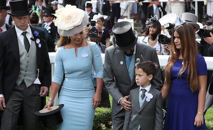 La princesa Haya con su esposo, el jeque Mohamed Bin Rashid al Maktum, sus hijos y, a su izquierda, Russell Flowers.