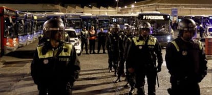 La policía local protege los autobuses de la EMT en la cochera de Fuencarral, de donde no ha salido ninguno antes de las 6.30.