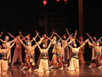 Un momento del montaje con coreografía de Mijail Fokin de <i>Chopiniana y Scheredzade</i>.