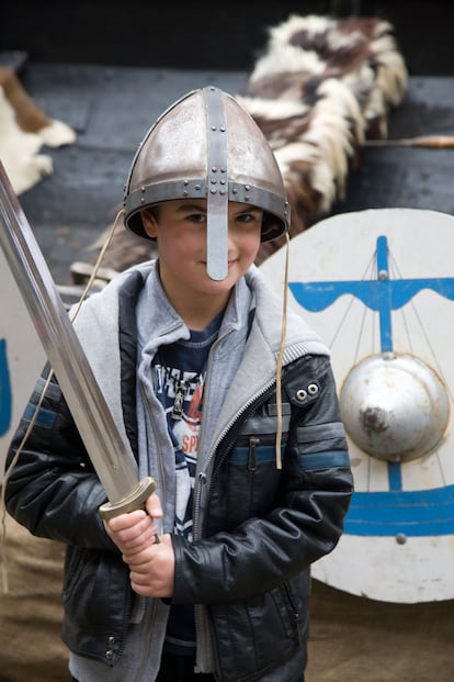 Un niño disfrazado con elementos vikingos en la ciudad de Jorvik, en York.