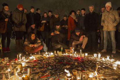 Plumas son arrojadas al suelo durante una vigilia en la Plaza de la República por las víctimas del ataque terrorista de París. Doce personas murieron, entre ellas dos policías, cuando hombres armados abrieron fuego en las oficinas de la publicación satírica francesa Charlie Hebdo.