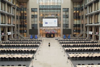 Justus Lipsius Atrium del Consejo Europeo, destinado como espacio de trabajo para periodistas durante las Cumbres de jefes de Estado en la sede del Consejo europeo en Bruselas.