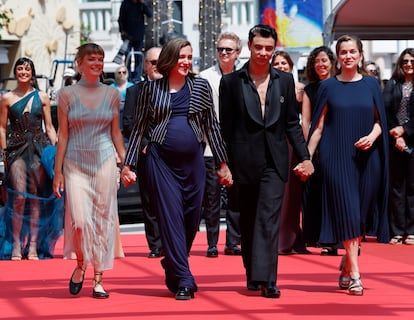 Llúcia Garcia, Carla Simón, Mitch y María Zamora arrancan el paso por la alfombra roja. Detrás, el resto del equipo con, entre otros, Sara Casasnovas, José Ángel Egido, Tristán Ulloa y Miryam Gallego.