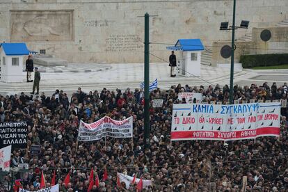 Manifestantes frente al Parlamento en el centro de Atenas, este viernes, para conmemorar los dos años del desastre ferroviario.