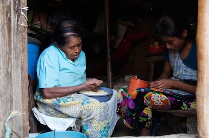 La pobreza en algunas comunidades de La Montaña guerrerense es similar a la de regiones de la Africa Subsahariana. De acuerdo con el Programa de las Naciones Unidas para el Desarrollo (PNUD), municipios como Cochoapa en Grande y Metlátonoc tienen niveles de miseria incluso más graves que países como Mali o Malawi. En la fotografía, una familia de Temalacatzingo, Montaña de Guerrero, desgranando maíz y frijoles en la entrada de su vivienda.