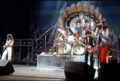 Una actuación de Black Sabbath a principios de los setenta. Al fondo exhiben una cruz.