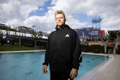 Alejandro Davidovich posa en la piscina del Real Club de Tenis Barcelona.
