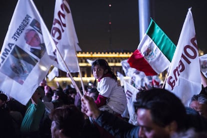 Simpatizantes de Morena en el Zócalo, el domingo.