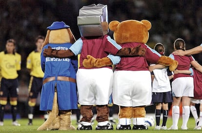 La mascota del equipo inglés West Ham United, Herbie Hammer, en el centro, durante un minuto de silencio.