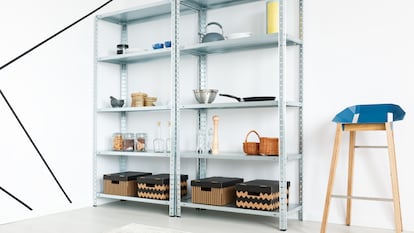 Artículo de EL PAÍS Escaparate que describe las ventajas de usar la estantería metálica multiusos más vendida en Amazon