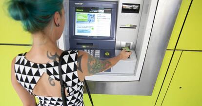 Una mujer utiliza un cajero automático en Madrid.