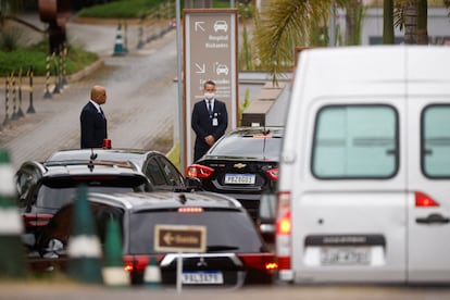 La comitiva del presidente Lula llega, este viernes por la mañana, al Hospital Sirio-Libanés de Brasilia donde el político será operado de la cadera.