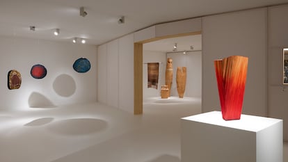 Parte de la exposición en el Museo Nacional Thyssen-Bornemisza de las 30 obras finalistas del Loewe Craft Prize 2025.