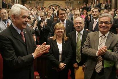 Maragall (izquierda), Más (en segunda fila), Manuela de Madre, Carod Rovira y Saura, tras la aprobación del nuevo Estatuto de Autonomía de Cataluña en el Parlamento catalán en 2005.