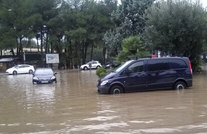 Las fuertes lluvias caídas durante la noche de este domingo han llegado a los 138 litros por metro cuadrado en algunas zonas de la Comunidad Valenciana.