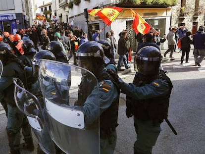 Efectivos de la Policía Foral frente a la manifestación en Alsasua en contra de la iniciativa 
