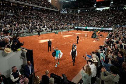 Rafael Nadal cae en la primera ronda de Roland Garros, en el partido contra Alexander Zverev (6-3, 7-6(5) y 6-3, en 3h 05m) y se marcha ovacionado de la Philippe Chatrier, el 27 de mayo.
