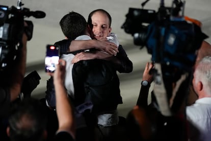 El reportero Evan Gershkovich recibe un abrazo de un colega tras aterrizar en la base de la fuerza aérea Andrews, ubicada en el estado de Maryland.