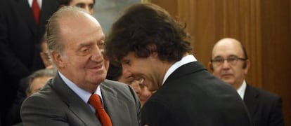 King Juan Carlos greets Rafael Nadal in a ceremony to mark Spain&rsquo;s fifth Davis Cup win.