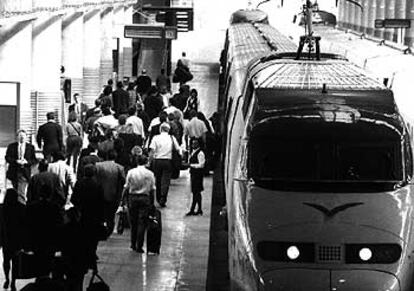 Un tren AVE, en la estación madrileña de Atocha.